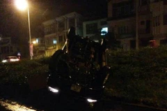 Hà Nội: Xe bán tải lật ngửa trên đường Âu Cơ giữa đêm 