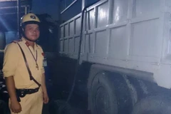 Truy đuổi xe nghi ngờ chở axit gây bỏng cho người đi đường 