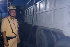 Truy đuổi xe nghi ngờ chở axit gây bỏng cho người đi đường 