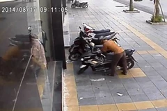 [Video] Vờ nghe điện thoại, phá khóa xe Air Blade trong vài giây