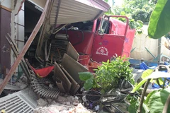 Hà Nội: Container đâm thẳng vào nhà dân sau khi cán chết người