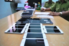 Hà Nội: Xe khách chở lậu 60 smartphone vào miền Nam tiêu thụ