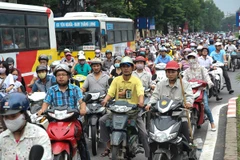 [Photo] Ùn tắc nghiêm trọng trên tuyến đường huyết mạch cấm ôtô