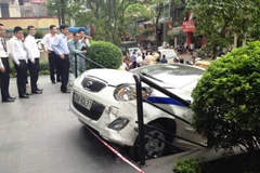 Hà Nội: Taxi Thanh Nga lao thẳng lên thềm tòa nhà Pacific