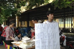 Cơm trưa miễn phí: Chia sẻ nỗi lo với sỹ tử ngày đầu thi đại học