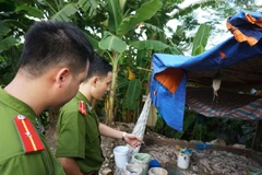 Bắt quả tang xưởng tẩy trắng mực ôi bằng hóa chất ở quận Tây Hồ