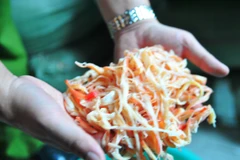 Gần hai tấn mực khô nghi trộn cao su non bị bắt giữ tại ga Giáp Bát