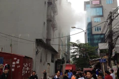 Hà Nội: Xảy ra cháy lớn tại quán karaoke trên đường Lê Đức Thọ