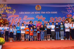 Lãnh đạo Liên đoàn Lao động tỉnh Kiên Giang và Thành ủy Rạch Giá tặng quà Tết cho học sinh là con đoàn viên có hoàn cảnh khó khăn, học giỏi. (Ảnh: Văn Sĩ/TTXVN)