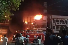 Lực lượng cứu hỏa nỗ lực dập tắt đám cháy tại bệnh viện ở phía Đông New Delhi. (Nguồn: The Indian Express)