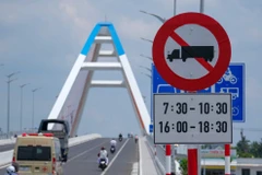 Từ ngày 6/5, cầu Trần Hoàng Na chỉ cấm xe container theo giờ, không cấm xe tải trên 3,5 tấn và xe khách trên 16 chỗ như trước. (Ảnh: Thanh Liêm/TTXVN)