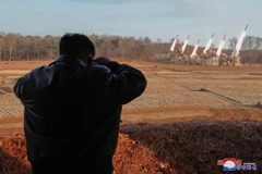 Hình ảnh do Hãng thông tấn Trung ương Triều Tiên (KCNA) cung cấp ngày 19/3/2024 cho thấy nhà lãnh đạo Kim Jong-un thị sát một buổi diễn tập của các đơn vị pháo binh Triều Tiên. (Ảnh: Yonhap/TTXVN)