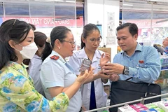 Đoàn giám sát Hội đồng Nhân dân Thành phố Hồ Chí Minh kiểm tra tại một cơ sở kinh doanh thuốc trên địa bàn quận Tân Phú. (Ảnh: Đinh Hằng/TTXVN)