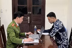 Cơ quan điều tra làm việc với một trong số các đối tượng. (Nguồn: VTC News)