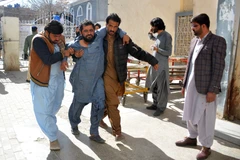 Nạn nhân bị thương trong vụ nổ tại tỉnh Balochistan (Pakistan), ngày 7/2/2024. (Ảnh: AFP/TTXVN)