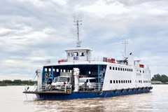 Phà An Hoà đưa khách vượt sông Hậu từ huyện Chợ Mới qua thành phố Long Xuyên (An Giang). (Ảnh: Thanh Sang/TTXVN)