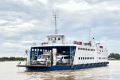 Phà An Hoà đưa khách vượt sông Hậu từ huyện Chợ Mới qua thành phố Long Xuyên (An Giang). (Ảnh: Thanh Sang/TTXVN)