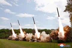 Triều Tiên thử nghiệm hệ thống rocket đa nòng siêu lớn. (Ảnh: KCNA/TTXVN)