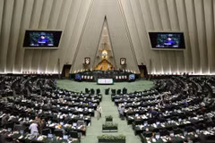 Toàn cảnh một phiên họp Quốc hội Iran ở Tehran. (Ảnh: AFP/TTXVN)