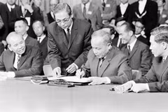 Phó Thủ tướng, Bộ trưởng Ngoại giao Chính phủ Việt Nam Dân chủ Cộng hòa Nguyễn Duy Trinh ký Hiệp định Paris về Chấm dứt Chiến tranh, Lập lại Hòa bình ở Việt Nam, ngày 27/1/1973, tại Trung tâm Hội nghị quốc tế ở Thủ đô Paris (Pháp). (Ảnh: Văn Lượng/TTXVN)