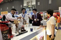 Khách tham quan trải nghiệm sản phẩm tại Hội chợ. (Ảnh: Mỹ Phương/TTXVN)
