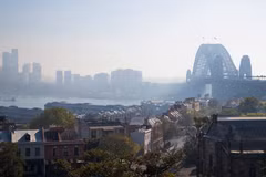 Khói mù tại khu vực Cầu Cảng ở Sydney (Australia), ngày 13/9/2023. (Ảnh: AFP/TTXVN)