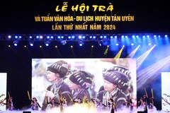 Chương trình nghệ thuật với chủ đề "Tân Uyên-Hương sắc miền Trà." (Ảnh: Quý Trung/TTXVN)