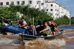 Lực lượng cứu hộ sơ tán người dân khỏi vùng ngập lụt tại bang Rio Grande do Sul (Brazil) ngày 5/5/2024. (Ảnh: THX/TTXVN)