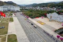 Đoàn xe đưa thanh niên trúng tuyển nghĩa vụ Quân sự và Công an Nhân dân năm 2024 của thành phố Sơn La lên đường nhập ngũ, sáng 27/2/2024. (Ảnh: Quang Quyết/TTXVN)