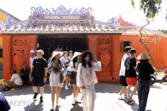 Du khách trong và ngoài nước tham quan Chùa Cầu sau khi được trùng tu. (Ảnh: Trịnh Bang Nhiệm/TTXVN)
