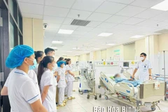 Bệnh nhân B.T.C nhập viện trong tình trạng suy hô hấp phải thở máy. (Nguồn: Báo Hòa Bình)