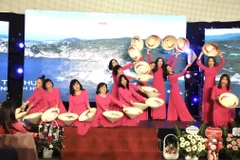 Tiết mục múa "Việt Nam Quê hương tôi" của đoàn Hungary tại đêm giao lưu ca nhạc chào mừng Ngày Quốc tế Phụ nữ, được tổ chức tại Cộng hòa Liên bang Đức tối 9/3 vừa qua. (Ảnh: Phương Hoa/TTXVN)