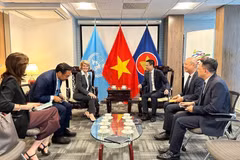 Đại sứ Đặng Hoàng Giang tiếp bà Julie Bishop. (Ảnh: Thanh Tuấn/TTXVN)