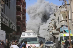 Khói bốc lên sau cuộc tấn công của Israel vào trại tị nạn Nuseirat ở Dải Gaza ngày 8/6/2024. (Ảnh: THX/TTXVN)