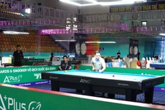 Cơ thủ Lê Thành Tiến trong đường cơ cuối cùng giành chiến thắng tại nội dung carom 3 băng chiều 26/6. (Ảnh: Huỳnh Sơn/TTXVN)