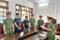Cơ quan Cảnh sát Điều tra-Công an tỉnh Sơn La tống đạt các quyết định đối với Lò Mạnh Hùng. (Ảnh: TTXVN phát)