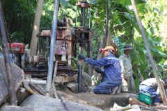 Trên đỉnh hầm Bãi Gió, các công nhân tiến hành khoan, phun bêtông. (Ảnh: Đặng Tuấn/TTXVN)