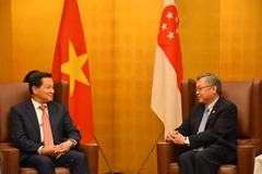 Phó Thủ tướng Lê Minh Khái tiếp Phó Thủ tướng Singapore Gan Kim Yong. (Ảnh: Nguyễn Tuyến/TTXVN)