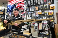 Một cửa hàng bán súng đạn ở Arcadia, California (Mỹ). (Ảnh: AFP/TTXVN)