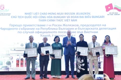 Chủ tịch Quốc hội Bulgaria Rossen Jeliazkov trao tặng Bằng khen của Quốc hội Bulgaria cho các cá nhân đã có thành tích xuất sắc trong công tác đối ngoại nhân dân, đóng góp tích cực vào việc thúc đẩy quan hệ hữu nghị đoàn kết truyền thống và hợp tác về nhiều mặt giữa nhân dân hai nước. (Ảnh: Minh Đức/TTXVN)