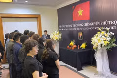 Cán bộ, nhân viên Đại sứ quán Việt Nam tại Indonesia, Cơ quan Tùy viên Quốc phòng, Cơ quan Thương vụ, Phái đoàn thường trực Việt Nam tại ASEAN, Ban Thư ký ASEAN và đại diện các doanh nghiệp Việt Nam tại Indonesia viếng Tổng Bí thư Nguyễn Phú Trọng tại Đại sứ quán Việt Nam. (Ảnh: Đào Trang/TTXVN)