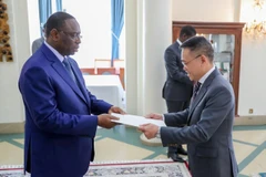 Đại Trần Quốc Khánh trình Quốc thư lên Tổng thống nước Cộng hòa Senegal Macky Sall. (Ảnh: TTXVN phát)