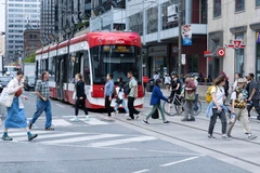Người dân trên đường phố Toronto, Ontario (Canada). (Ảnh: THX/TTXVN)