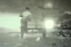 Camera giám sát ghi lại cảnh ông V. chở rác thải sinh hoạt xả ở Sân bay Phú Quốc cũ. (Nguồn: Dân trí)