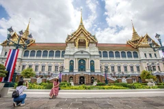 Khách du lịch tham quan Cung điện Hoàng gia Thái Lan ở Bangkok. (Ảnh: THX/TTXVN)