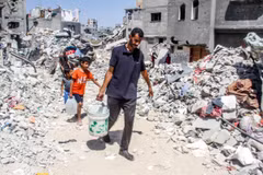 Người dân đi lấy nước sinh hoạt tại Gaza ngày 17/7/2024. (Ảnh: THX/TTXVN)