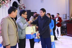Trưởng Ban Dân vận Tỉnh ủy Sơn La Lưu Minh Quân trao quà cho đoàn viên công đoàn, công nhân có hoàn cảnh khó khăn tại Chương trình. (Ảnh: Quang Quyết/TTXVN)