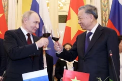 Chủ tịch nước Tô Lâm và Tổng thống Vladimir Putin cùng nâng ly chúc mừng. (Ảnh: Nhan Sáng/TTXVN)