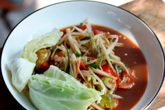 Một đĩa Tam Mak Houng hoàn chỉnh theo kiểu truyền thống của Lào. (Ảnh: Phạm Kiên/TTXVN)