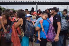 Trẻ em Honduras tại khu vực Ciudad Tecun Uman ở Guatemala, giáp giới Mexico, trong hành trình tới Mỹ. (Ảnh: AFP/TTXVN)